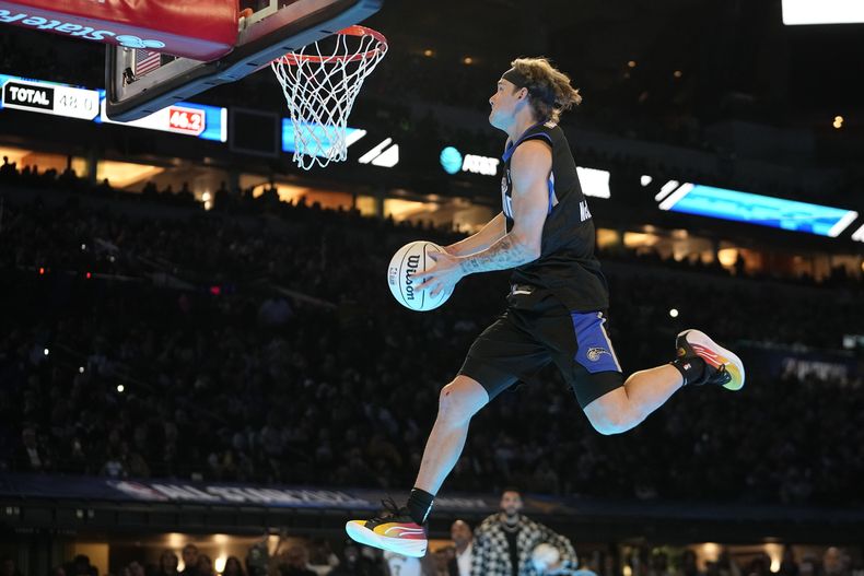 Mac McClung, del Osceola Magic, durante la competencia de clavadas en el fin de semana del Juego de Estrellas de baloncesto de la NBA, el sábado 17 de febrero de 2024, en Indianápolis. (AP Foto/Darron Cummings)