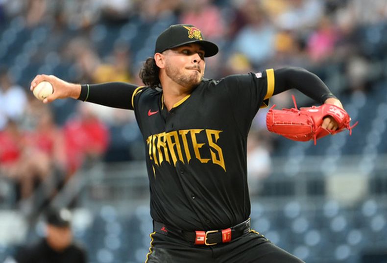 Jared Jones, abridor de los Piratas de Pittsburgh, lanza en el juego del viernes 4 de septiembre de 2026 ante los Angelinos de Los Ángeles (AP Foto/Philip G. Pavely)