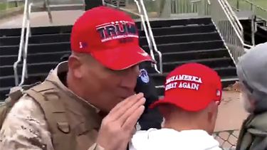 Esta imagen de un video proporcionado por el Departamento de Justicia muestra a Ray Epps (izquierda) en el Capitolio de Estados Unidos, el 6 de enero de 2021, en Washington. (Departamento de Justicia vía AP)