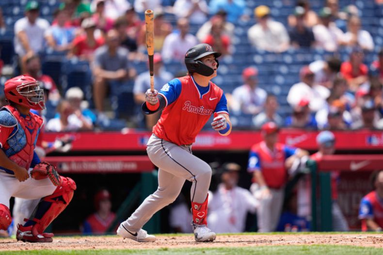 Nathan Flewelling del equipo de la Liga Americana en el juego de Futuras Estrellas reacciona a su jonrón de dos carreras ante el pitcher de la Liga Nacional Wen-Hui Pan en Filadelfia el domingo 12 de julio del 2026. (AP Foto/Chris Szagola)