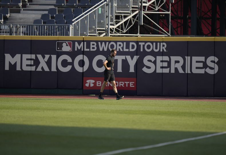 Tristan Beck, pitcher de los Gigantes de San Francisco, camina dentro del campo durante una sesión de entrenamiento en el estadio Alfredo Harp Helú, en Ciudad de México, el viernes 28 de abril de 2023. (AP Foto/Fernando Llano)