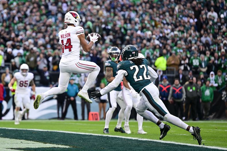El receptor de los Cardinals de Arizona Michael Wilson atrapa un pase de touchdown frente al cornerback de los Eagles de Filadelfia Kelee Ringo en el encuentro del domingo 31 de diciembre del 2023. (AP Foto/Derik Hamilton)