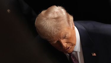 El presidente estadounidense Donald Trump saluda a la gente tras pronunciar un discurso ante una sesión conjunta del Congreso federal en el Capitolio, Washington, el martes 4 de marzo de 2025. (AP Foto/Julia Demaree Nikhinson)