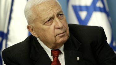 americateve | El entonces primer ministro israel&iacute; Ariel Sharon durante una conferencia de prensa sobre la reforma educativa en su despacho en Jerusal&eacute;n, el domingo 16 de mayo de 2004. Sharon falleci&oacute; el s&aacute;bado 11 de enero de 2014 a los 85 a&