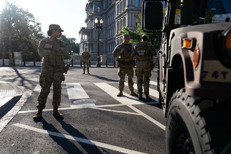 Miembros de la Guardia Nacional montan guardia en las calles cercanas al complejo de la Casa Blanca el sábado 13 de junio de 2026, en Washington. (Foto AP/Jose Luis Magana)