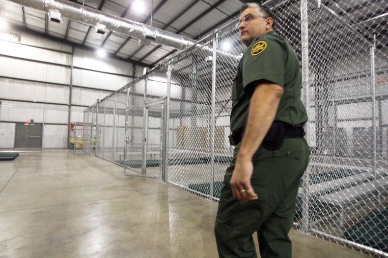 El agente de la Patrulla Fronteriza de Estados Unidos Roel Rodr&iacute;guez camina dentro de las celdas vac&iacute;as de un nuevo centro para detener a personas que ingresan al pa&iacute;s sin autorizaci&oacute;n en McAllen, Texas el jueves 17 de julio de