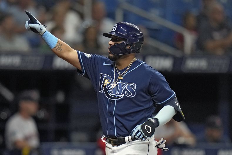 El mexicano Isaac Paredes, de los Rays de Tampa Bay, festeja tras conectar un jonrón ante los Medias Rojas de Boston, el miércoles 6 de septiembre de 2023 (AP Foto/Chris OMeara)