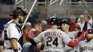 Jonrón de González ayuda a Indios en triunfo ante Marlins