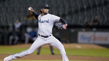 cabrera domina y marlins blanquean a atleticos 3-0