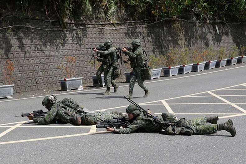 Soldados participan en maniobras militares en Yilan, en el noreste de Taiwán, el 10 de agosto del 2026. (AP foto/Chiang Ying-ying, Pool)