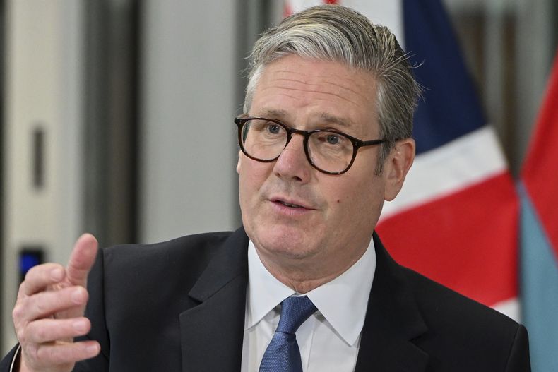 El primer ministro británico Keir Starmer habla en una conferencia de prensa en una sede militar en Londres, el jueves 22 de mayo de 2025. (AP Foto/Thomas Krych, pool)