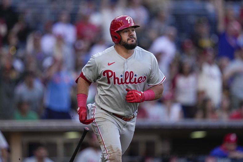 Kyle Schwarberde los Filis de Filadelfia observa su jonrón en la quinta entrada en el encuentro ante los Padres de San Diego el lunes 4 de septiembre del 2023. (AP Foto/Gregory Bull)