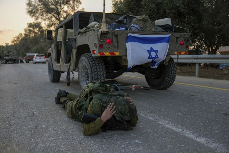 Un soldado israelí cree escuchar una sirena antiaérea y se tira al piso en el kibutz de Beeri, Israel, el 11 de octubre de 2023. El kibutz fue asaltado por insurgentes de Hamás en un sorpresivo y letal ataque sobre el sur de Israel. (AP Foto/Ohad Zwigenberg)
