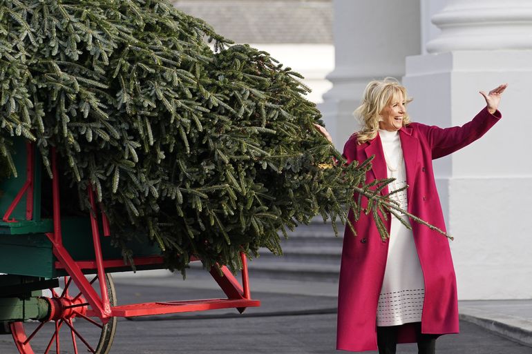 Los Biden inauguran temporada navideña con un enorme árbol