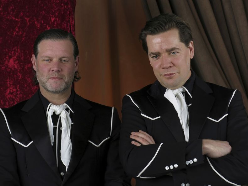 El baterista Christian Grahn alias Chris Dangerous, izquierda, y el vocalista Per Almqvist alias Howlin Pelle Almqvist de la banda de rock sueca The Hives posan para un retrato durante una conferencia de prensa para develar la portada de su album The Hives Forever Forever The Hives en la Ciudad de México el 1 de abril de 2025. (Foto AP/Berenice Bautista)