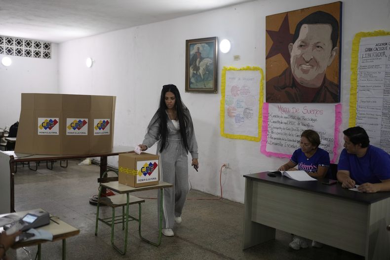 Una votante emite su sufragio durante las elecciones municipales en Caracas, Venezuela, el domingo 27 de julio de 2025. (Foto AP/Ariana Cubillos)