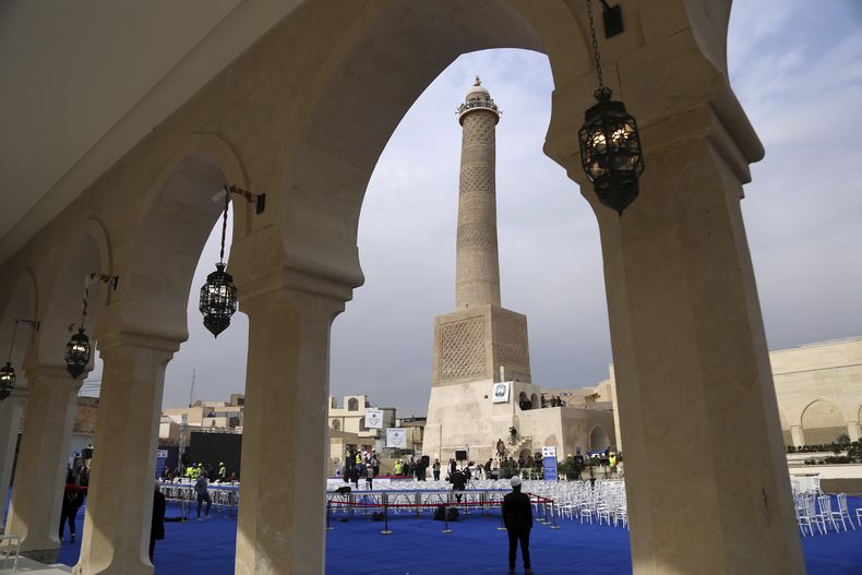 Varias personas participan en los preparativos para la visita de Audrey Azoulay, directora general de la UNESCO, a la mezquita de Al Nuri en la ciudad vieja de Mosul, Irak, el miércoles 5 de febrero de 2025, reconstruida por la UNESCO tras resultar dañada en enfrentamientos con el grupo Estado Islámico cuando tomó la ciudad. (AP Foto/Farid Abdulwahed)