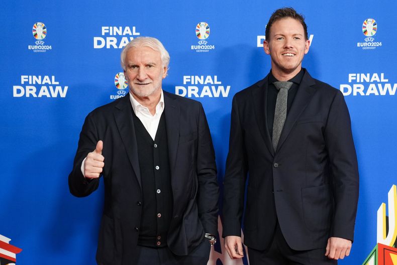 ARCHIVO - Rudi Voeller (izquierda), director deportivo de la selección de Alemania y el técnico Julian Nagelsmann previo al sorteo de la Eurocopa, el 2 de diciembre de 2023. (AP Foto/Martin Meissner)
