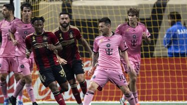 El argentino Lionel Messi, del Inter Miami, trata de eludir a Ajani Fortune, del Atlanta United, en el partido de la MLS disputado el miércoles 18 de septiembre de 2024 (AP Foto/John Bazemore)