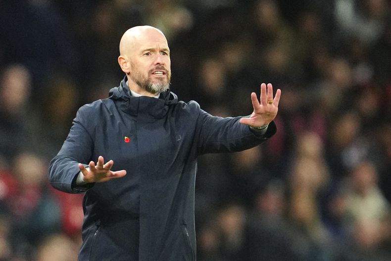 El técnico del Manchester United Erik ten Hag reacciona durante el partido contra Luton en la Liga Premier, el sábado 11 de noviembre de 2023, en Manchester. (AP Foto/Jon Super)