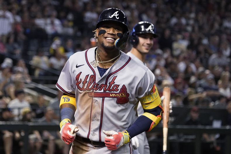 El venezolano Ronald Acuña Jr., de los Bravos de Atlanta, celebra su jonrón en el juego del sábado 3 de junio de 2023, ante los Diamondbacks de Arizona (AP Foto/Darryl Webb)