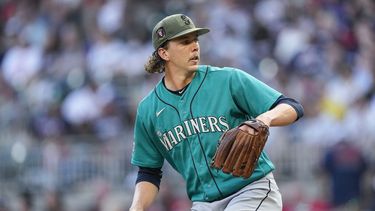 Logan Gilbert, abridor de los Marineros de Seattle, se prepara para lanzar en el primer inning ante los Bravos de Atlanta, el sábado 20 de mayo de 2023 (AP Foto/John Bazemore)