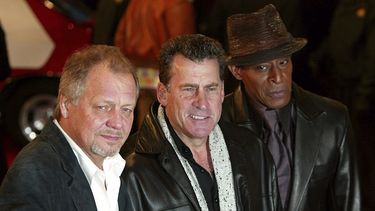 ARCHIVO - David Soul, izquierda, Paul Michael Glaser, y Antonio Fargas, derecha, astros de la serie original Starsky and Hutch de la década de 1970 llegan a la premiere británica de la película basada en la serie en Londres, el jueves 11 de marzo de 2004. El actor David Soul, que cobró fama como la mitad rubia del dúo en lucha contra el crimen “Starsky & Hutch”, en la popular serie de televisión de los años 70, falleció a los 80 años el 3 de enero de 2024, informó su esposa. (Foto AP/John D McHugh, archivo)