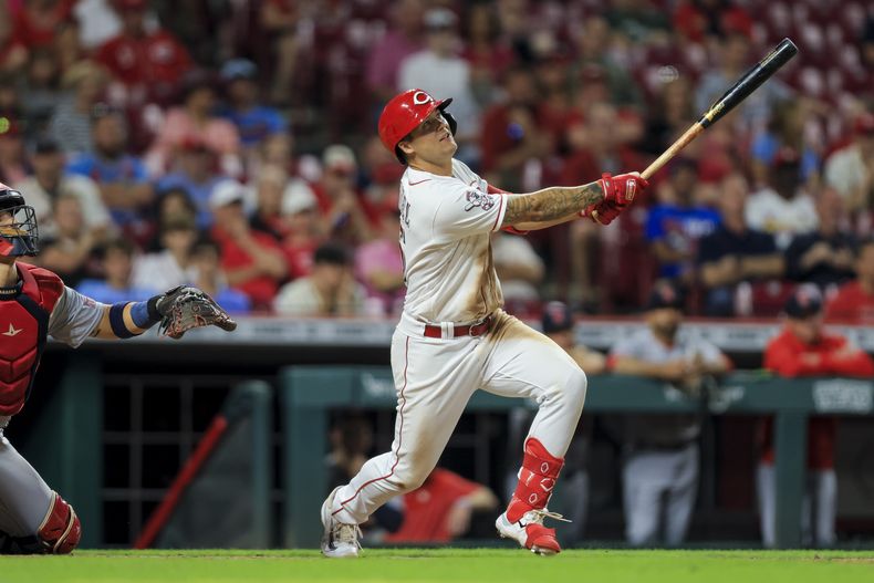 Nick Senzel de los Rojos de Cincinnati observa su elevado de sacrificio en la décima entrada para la victoria ante los Cardenales de San Luis el lunes 22 de mayo del 2023. (AP Foto/Aaron Doster)