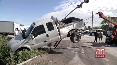 cae camioneta en canal de hialeah gardens tras intentar esquivar un camion