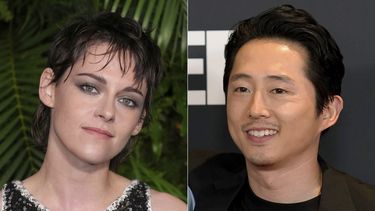 Kristen Stewart en la 14a ceina anual previa a los Oscar en Beverly Hills, California, el 11 de marzo de 2023, izquierda, y Steven Yeun en el estreno de la serie de Netflix Beef en Los Ángeles el 30 de marzo de 2023. Stewart y Yeun interpretan a un satélite y una boya enamorados en Love Me, una de las películas que se presentarán en el Festival de Cine de Sundance el próximo año. (Foto AP)