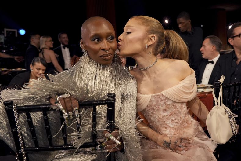 Cynthia Erivo, izquierda, y Ariana Grande entre el público en la 31ª edición anual de los Premios SAG el domingo 23 de febrero de 2025 en el Shrine Auditorium de Los Ángeles. (Foto AP/Chris Pizzello)