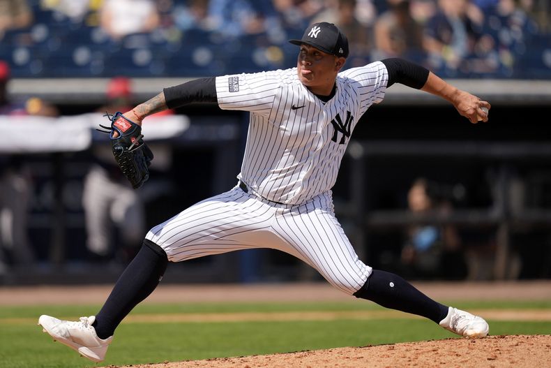 El relevista Víctor González de los Yanquis de Nueva York lanza en un juego de pretemporada ante los Bravos de Atlanta, el domingo 10 de marzo de 2024, en Tampa, Florida. (AP Foto/Charlie Neibergall)