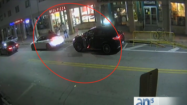 choque lleva a discusion y a una persecucion entre dos vehiculos de lujo en miami beach