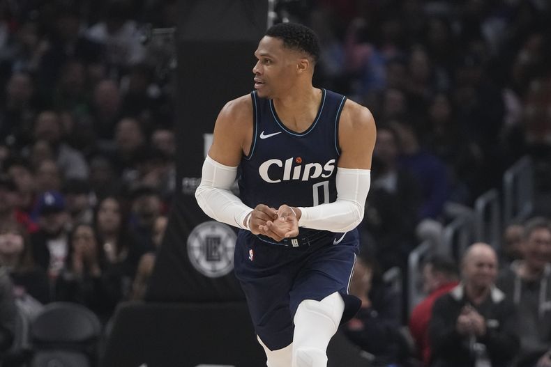 Russell Westbrook, de los Clippers de Los Ángeles, corre en la duela durante la primera mitad del juego de baloncesto de la NBA en contra de los Wizards de Washington, el viernes 1 de marzo de 2024, en Los Ángeles. Westbrook se fracturó la mano izquierda durante la primera mitad. (AP Foto/Ryan Sun)