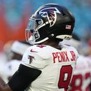 El quarterback Michael Penix Jr. de los Falcons de Atlanta hace malabares con el ovoide previo a un partido de pretemporada contra los Dolphins de Miami, el viernes 28 de agosto de 2026, en Miami Gardens, Florida. (AP Foto/Lynne Sladky)
