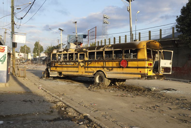 Autobús incendiado por pandilleros en el vecindario Portail de Puerto Príncipe, Haití, el jueves 29 de febrero de 2024. (AP Foto/Odelyn Joseph)