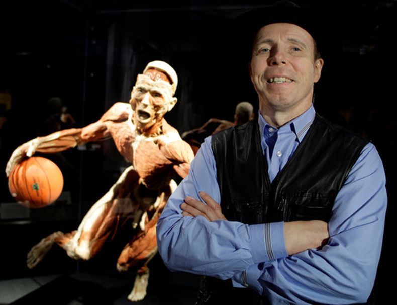 ARCHIVO - El doctor Gunther von Hagens, anatomista, inventor y creador de Body Worlds, las exposiciones originales de cuerpos humanos reales, frente a una de sus obras en Estambul, Turquía, el 11 de junio de 2010. (AP Foto/Ibrahim Usta, Archivo)