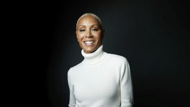 Jada Pinkett Smith posa para un retrato para promoversu libro de memorias Worthy el lunes 16 de octubre de 2023, en Nueva York. (Foto Taylor Jewell/Invision/AP)