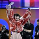 Nemo, de Suiza, que interpretó la canción The Code, celebra tras ganar la Gran Final del Festival de Eurovisión en Malmo, Suecia, el domingo 12 de mayo de 2024. (AP Foto/Martin Meissner)