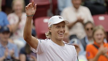 Leo Borg celebra tres derrotar a Elias Ymer en el Abierto de Suecia, el martes 18 de julio de 2023, en Bastad. (Adam Ihse/TT News Agency vía AP)