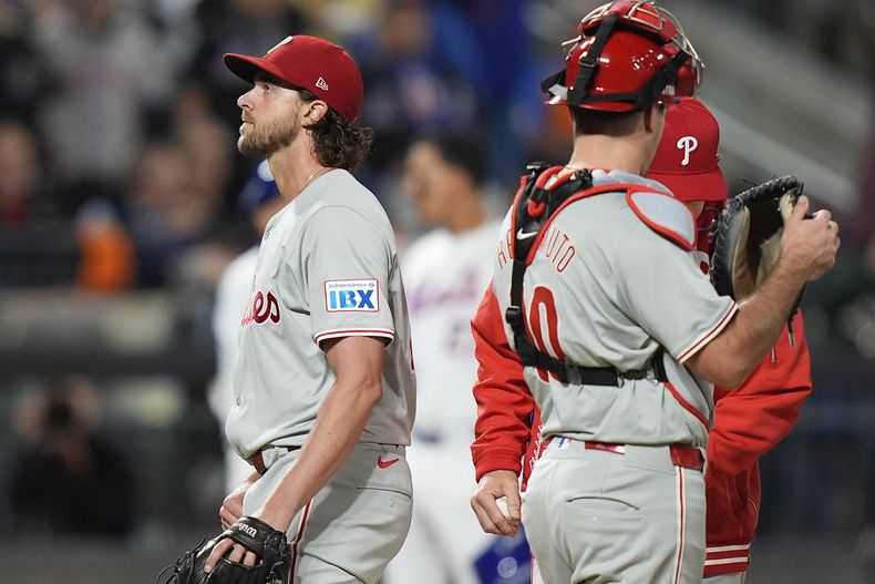 El lanzador de los Filis de Filadelfia Aaron Nola (27) sale del juego durante la sexta entrada del Juego 3 de la serie de postemporada en la Liga Nacional frente a los Mets de Nueva York, el martes 8 de octubre de 2024, en Nueva York. (AP Foto/Frank Franklin II)