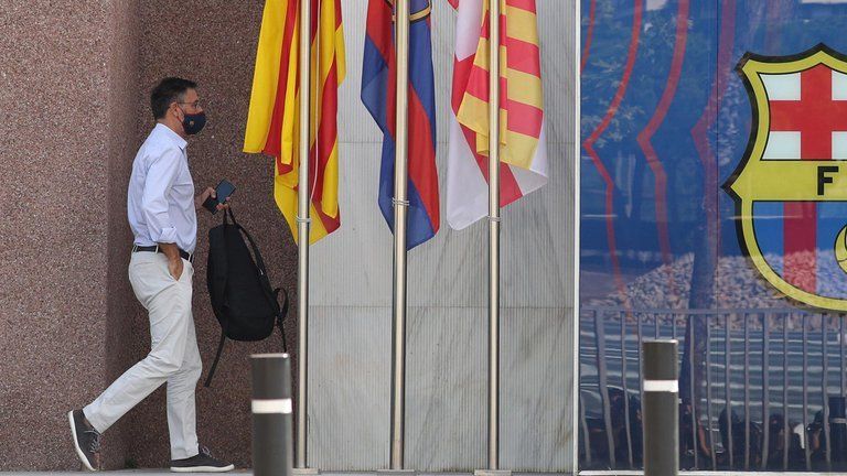 Renunció a fines de octubre del 2020 en medio de un escándalo deportivo con la intención de Messi de abandonar el club (Reuters)