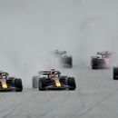 Max Verstappen (centro) y su compañero de Red Bull Sergio Pérez compiten en el sprint del Gran Premio de Austria, el sábado 1 de julio de 2023, en Spielberg, Austria. (AP Foto/Darko Vojinovic)
