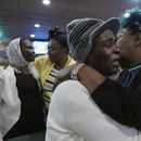 Marie Guillou, en primer plano a la izquierda, abraza a una feligresa en la Primera Iglesia Evangélica Haitiana de Springfield, el domingo 26 de enero de 2025, en Springfield, Ohio. (AP Foto/Jessie Wardarski)