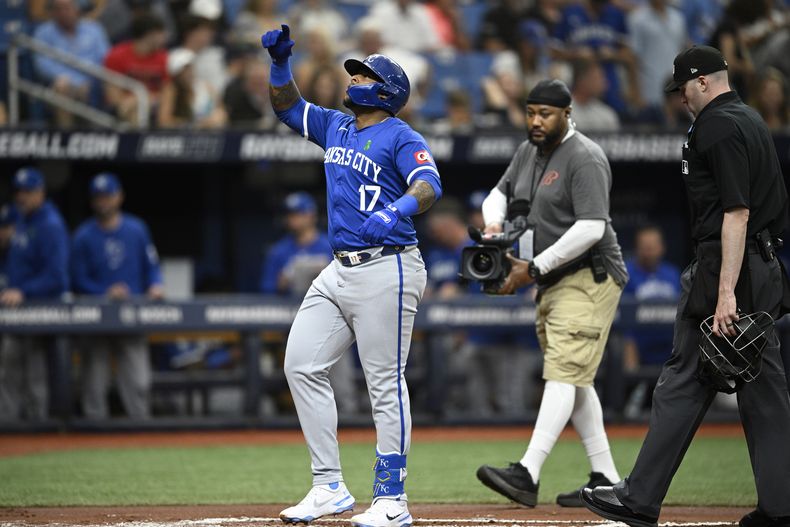 El puertorriqueño Nelson Velázquez, de los Reales de Kansas City, anota tras batear un jonrón solitario en el segundo inning del juego ante los Rays de Tampa Bay, el sábado 25 de mayo de 2024 (AP Foto/Phelan M. Ebenhack)