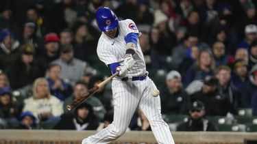 Yan Gomes de los Cachorros de Chicago batea un sencillo en la cuarta entrada del juego ante los Padres de San Diego el martes 25 de abril del 2023. (AP Foto/Erin Hooley)