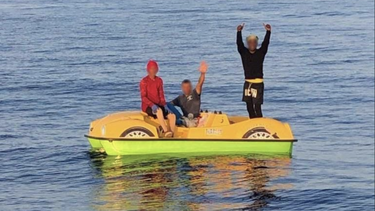 insolito, balseros cubanos huyen de la isla en una bicicleta acuatica