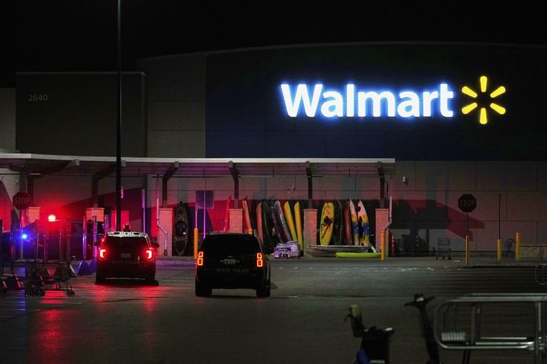 Vehículos policiales se encuentran estacionados afuera de un Walmart donde 11 personas fueron apuñaladas en un violento ataque, el sábado 26 de julio de 2025 en Traverse City, Michigan (AP Foto/Ryan Sun)