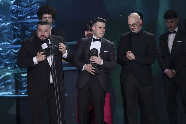 Nestor Lopez, izquierda, y Carlos Valle Casas reciben el premio a mejor cortometraje documental por Semillas de Kivu durante la 39ª ceremonia de los Premios Goya en Granada, España, el sábado 8 de febrero de 2025, en Granada. (Foto AP/Fermin Rodriguez)