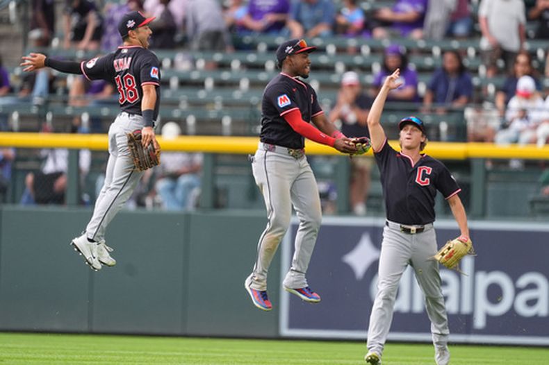 El jardinero derecho de los Guardianes de Cleveland, Jo Adell (centro), celebra con el jardinero izquierdo Steven Kwan (izquierda) y el jardinero central Petey Halpin tras derrotar a los Rockies de Colorado en un partido de béisbol de Grandes Ligas el domingo 23 de agosto de 2026, en Denver. (Foto AP/David Zalubowski)